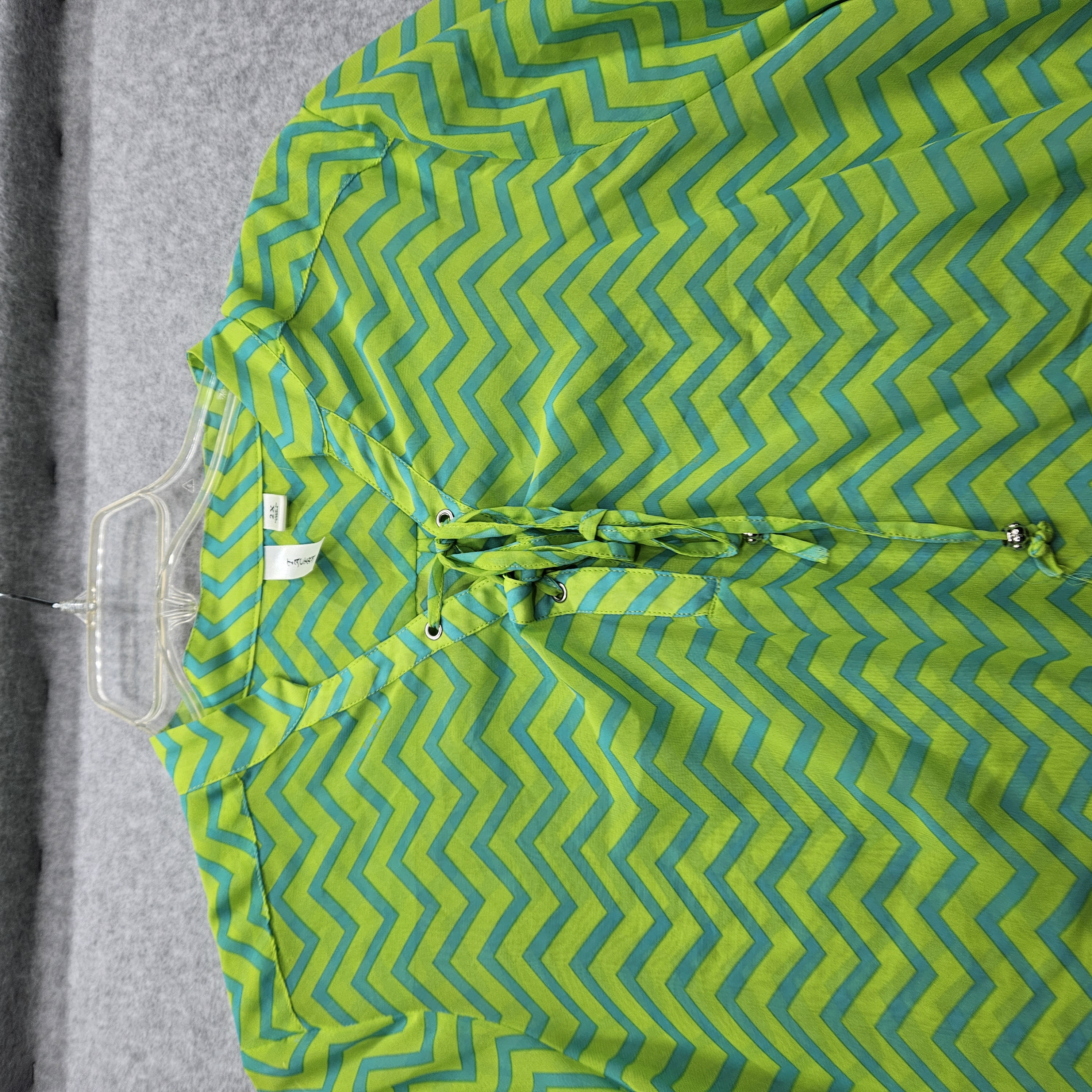 Tacerra Women 2X Green Turquoise Chevron Lace Up V-Neck Roll Tab Top
