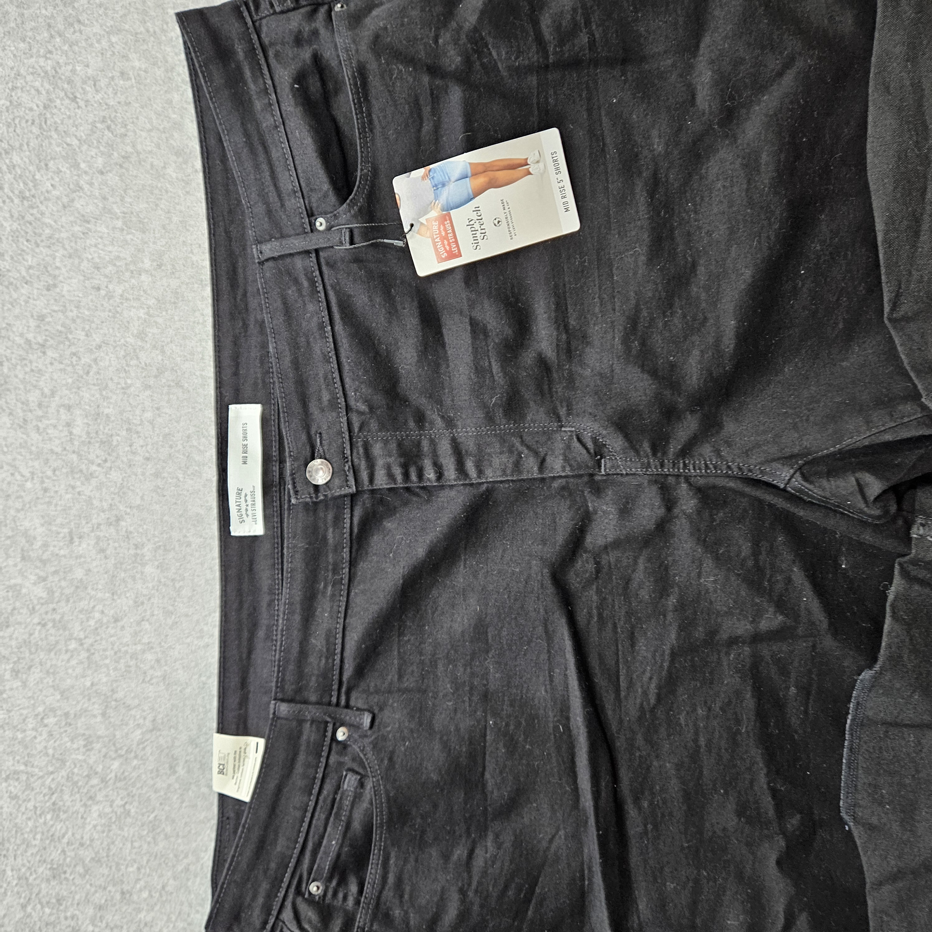 Levi Strauss Women's  Size 26 Black Mid-Rise Stretch Short 