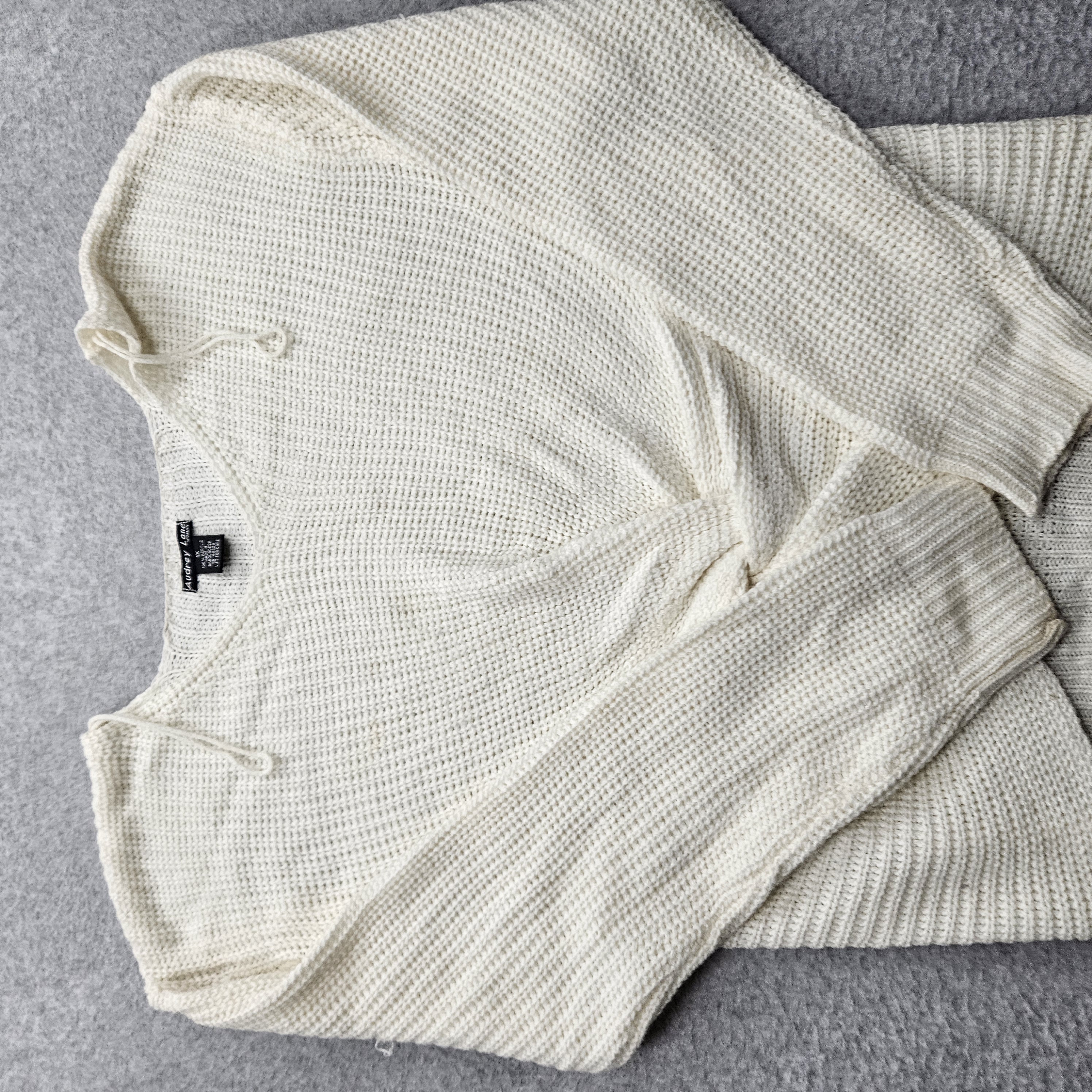 Audrey Women's 1X White V-Neck Cross Hem Sweater