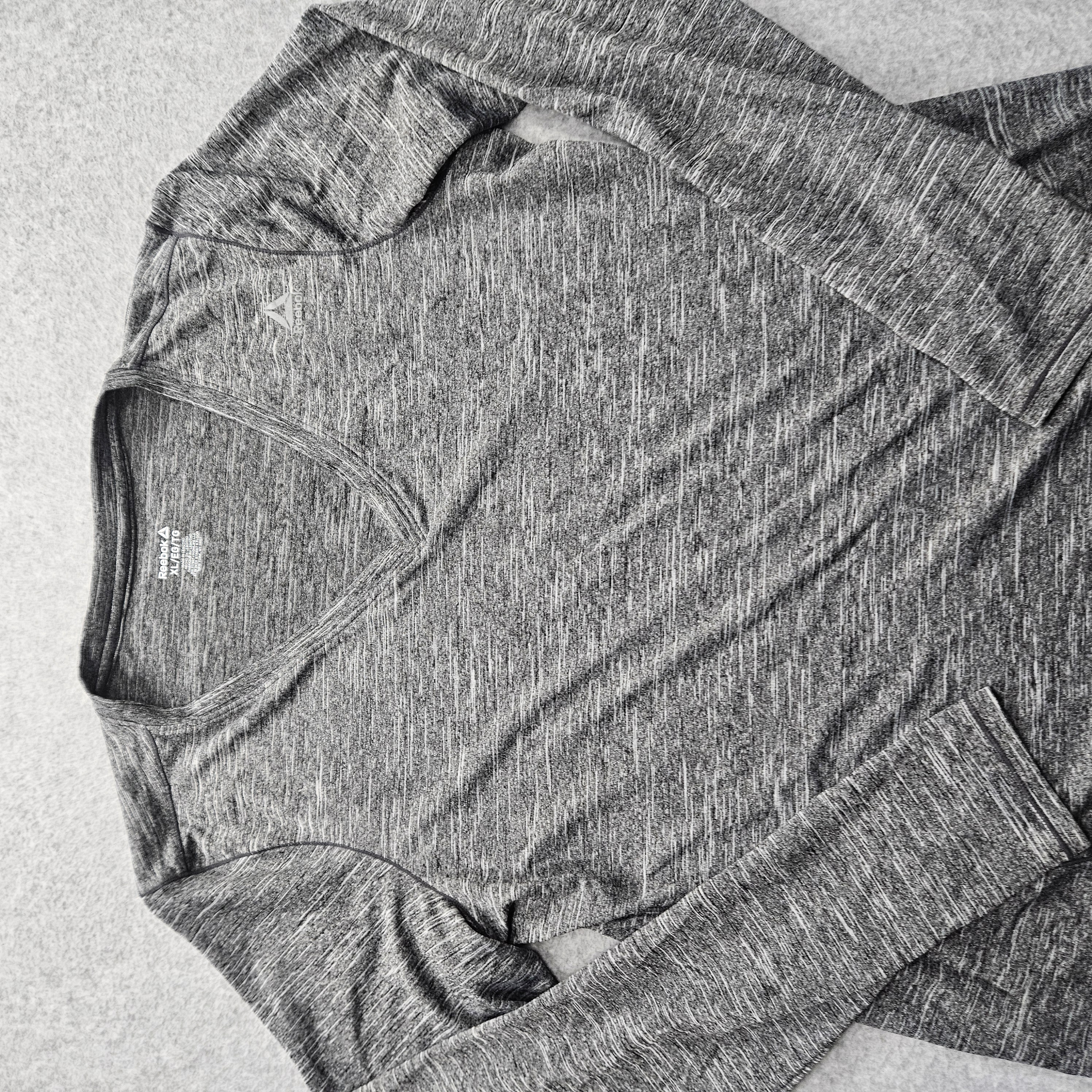 Reebok Women Size XL Gray Long Sleeve V-Neck Activewear Top Marled NWT