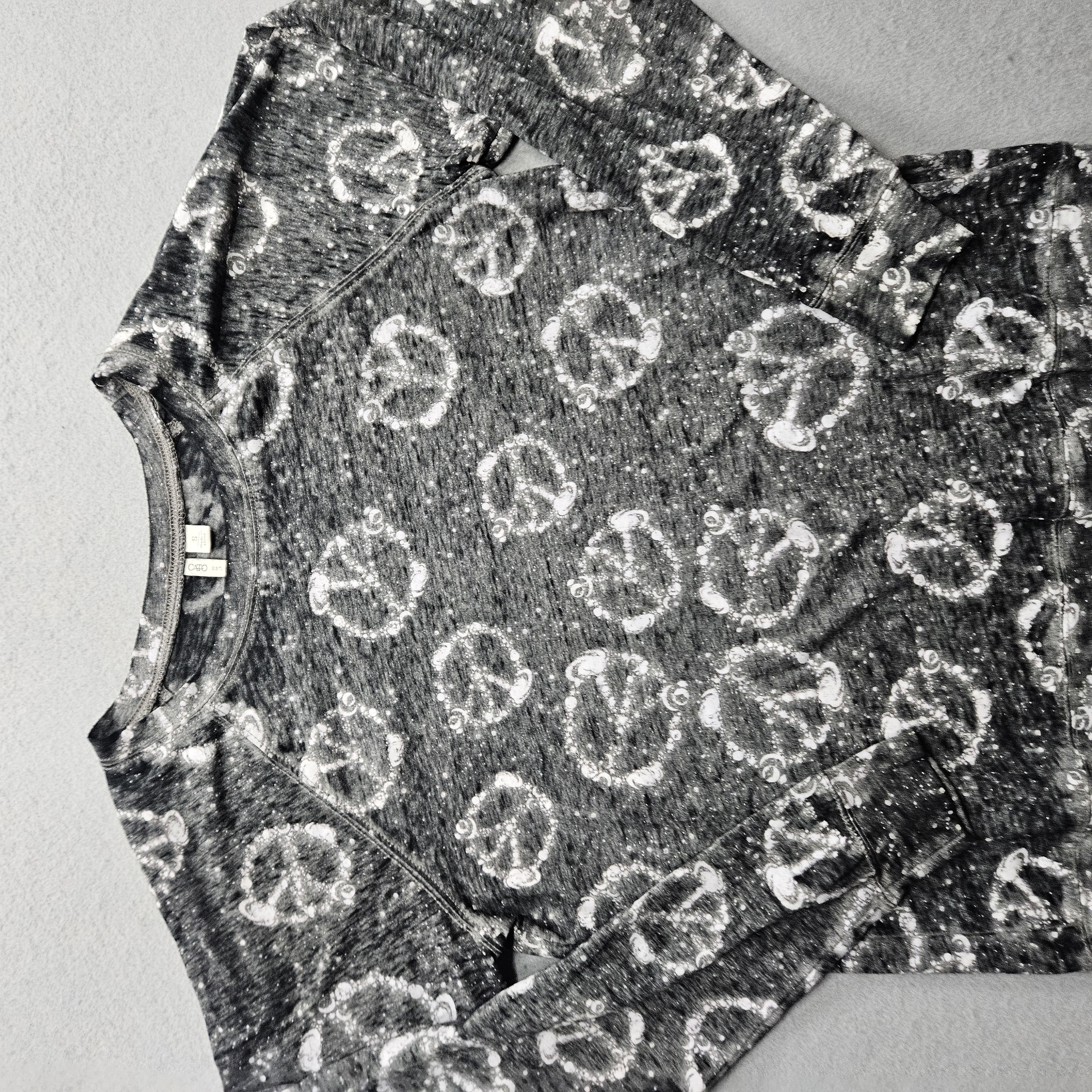 Cato Women's Size Small Gray White Long Sleeve Patterned Sweater