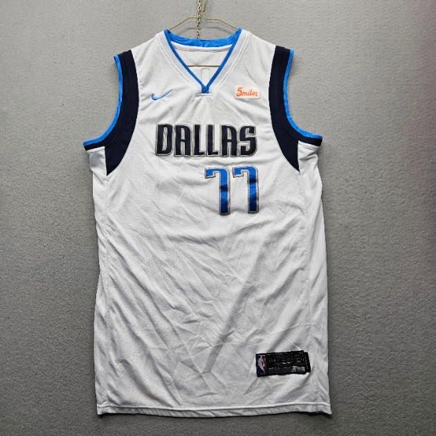Nike Men's Size 54 White Dallas Dončić #77 Swingman Basketball Jersey